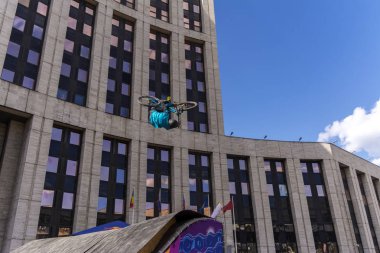 Moskova. Rusya. 19 Mayıs 2019. Moskova Bisiklet Festivali 2019. Bisikletçi trambolin üzerinde hile yapar