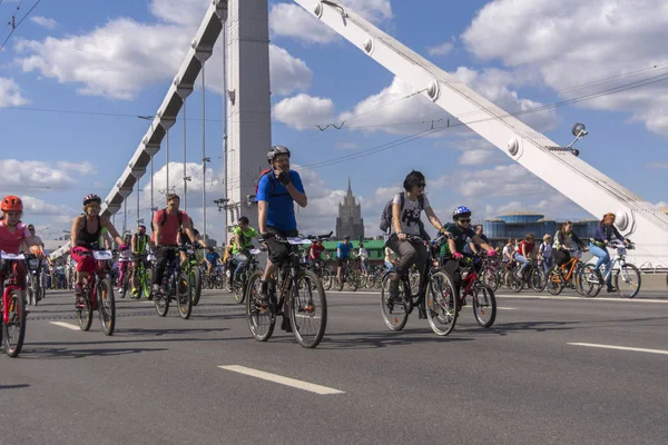 Moscou. La Russie. 19 mai 2019. Festival cycliste de Moscou Velofest 2019. Amoureux drôles de vélo aller sur le pont — Photo
