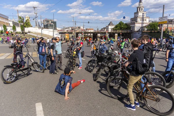 Moscou. La Russie. 19 mai 2019. Festival cycliste de Moscou Velofest 2019. Cyclistes se détendre après l'arrivée — Photo
