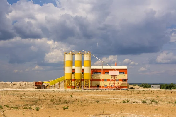 Een kleine zandverwerkings fabriek in de buurt van de Zandgroeve — Stockfoto