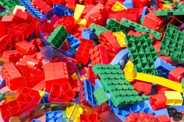 Parlak güneşin altında çocuk plastik tasarımcısı renkli ayrıntılar.