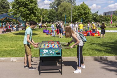 Moskova, Rusya, 02 Haziran 2019. Gençler şehir Park'ta masa futbolu oynuyor.