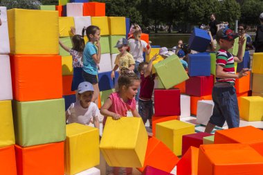 Moskova, Rusya, 02 Haziran 2019. Çocuklar şehir Park büyük bloklar binalar inşa.