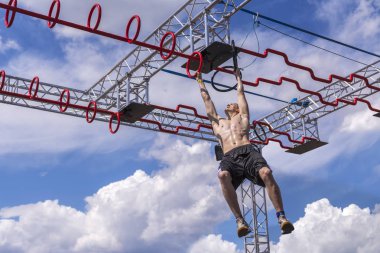 Moskova, Rusya, 02 Haziran 2019. Atlet değnekin yanından geçer. Elindeki engelleri aşmak.