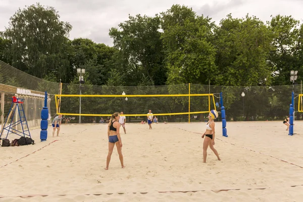 Moscú. Rusia. 12 junio 2019. Voleibol playa. La gente juega voleibol en la arena en el parque de la ciudad . — Foto de Stock