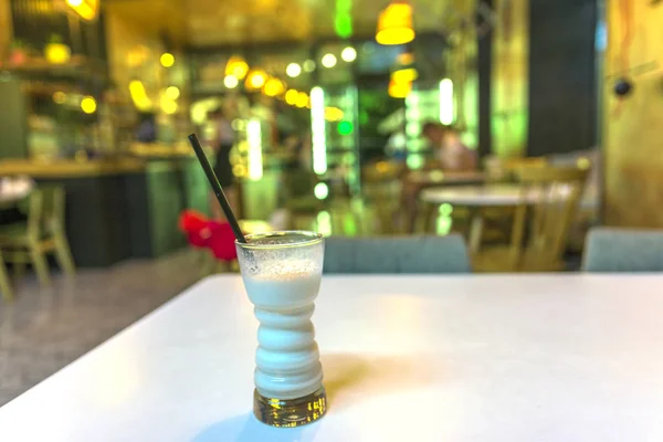 Glas Milchshake auf dem Tisch im Café. — Stockfoto