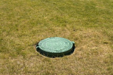 Moskova. Rusya 07 Haziran 2019. Çim yeşil rögar kapağı üzerinde yeşil rögar kapağı.