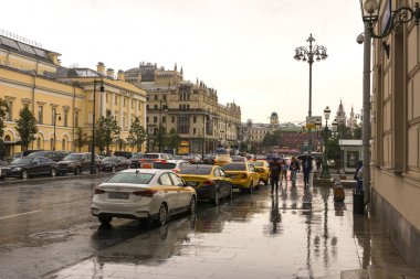 Moskova, Rusya, 17 Temmuz 2019. Moskova'da yaz yağmuru, şemsiyelerin altında sokakta yürüyen insanlar.