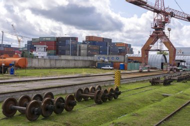 Moskova, Rusya. 19 Temmuz 2019. Kargo terminali. Metal konteynerli depo. Raylar üzerinde kargo vinç.