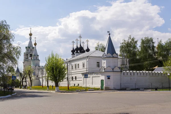 Murom, Russia. 08 may 2019. The old square in the city of Murom with views of the monastery — Stock Photo, Image