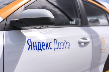 Moskova, Rusya, 30 Temmuz 2019. Yandex Drive-Moskova 'da Rus araba paylaşımı araba. İlk harfin yakın çekim odağı
