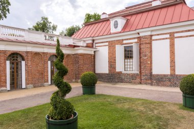 Bir kır emlak tuğla tek katlı ev.