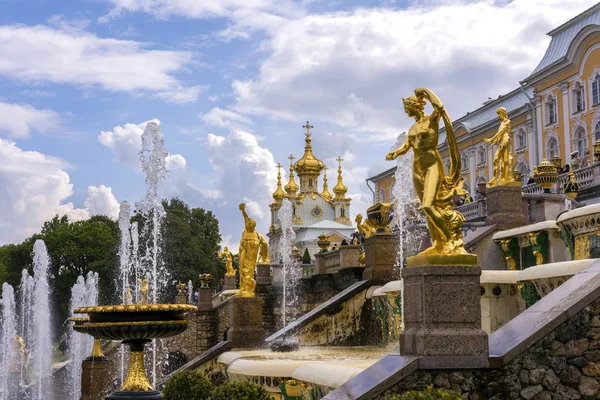 Петергоф, Россия, 08 августа 2019 года. Золотые статуи и фонтаны дворцового комплекса . — стоковое фото