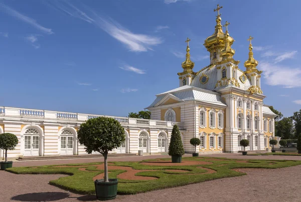 Petergof. Russia. 08 aug 2019. Peter and Paul Church in the Grand Peterhof Palace. Russia. Since 1750 — Stock Photo, Image