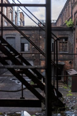 Eski fabrikanın binasına merdivenlerden görünümü