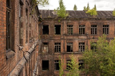 Eski fabrika binalarının görünümü. Loft tarzında eski tuğla bina.