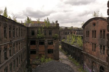 Eski fabrika binalarının görünümü. Loft tarzında eski tuğla bina.