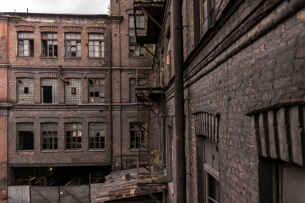 View of the old factory buildings. Old loft-style building — Stock Photo, Image