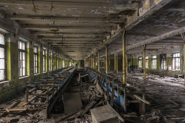 Destroyed production shop at the old factory. — Stock Photo, Image