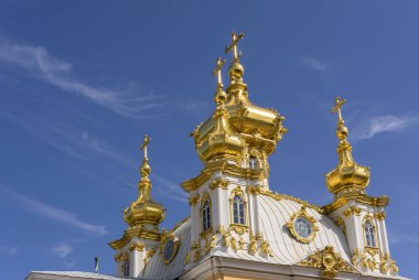 Peterhof, Rusya, 08 Ağustos 2019. Grand Peterhof Sarayı'ndaki Peter ve Paul Kilisesi'nin kubbesi. Rusya. 1750'den beri