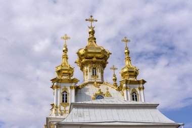 Peterhof, Rusya, 08 Ağustos 2019. Grand Peterhof Sarayı'ndaki Peter ve Paul Kilisesi'nin kubbesi. Rusya. 1750'den beri