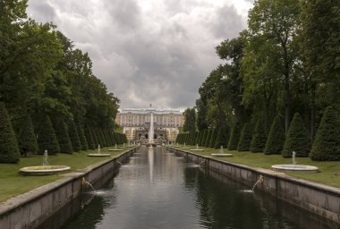 Peterhof, Rusya, 08 Ağustos 2019. Kanal ve Saray manzarası.