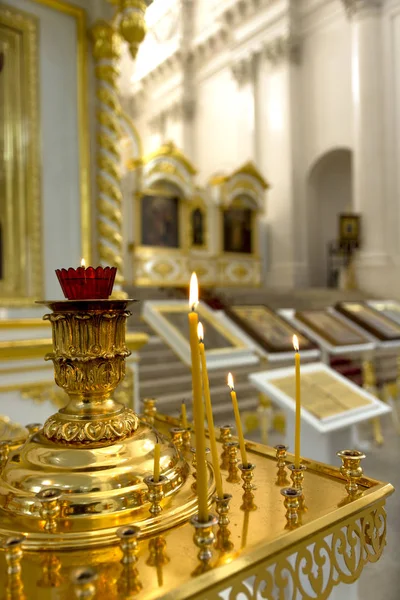 Velas e lâmpadas na Igreja Ortodoxa — Fotografia de Stock