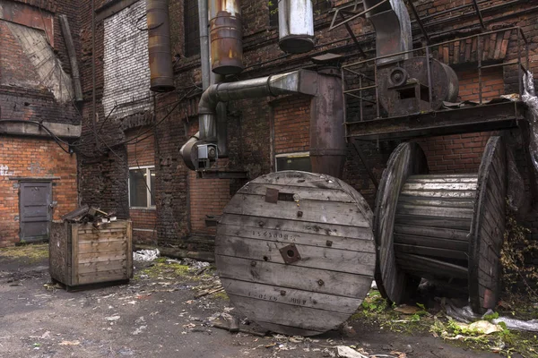 Yard at the old warehouse. Dumpster and empty cable reels — Stock Photo, Image