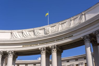 Kiev, Ukrayna 1 Eylül 2019. Kiev Dışişleri Bakanlığı binası. Binanın üzerinde ulusal bayrak.