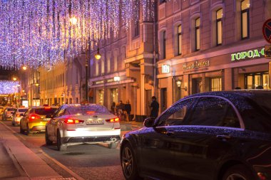 Moskova, Rusya. 11 Eylül 2019. Gece şehrinde trafik var. Sokakta gece aydınlatma.