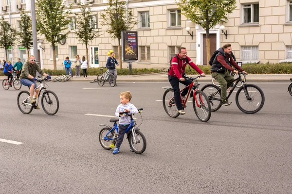 Moscou, Russie, le 15 septembre 2019. Festival d'automne de Moscou, MOSVELOFEST sur les routes de la ville. Un garçon solitaire avec un vélo debout sur la route . — Photo