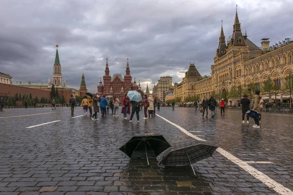 Moskova, Rusya. 18 Eylül 2019. Yağmurda kırmızı kare. Parke taşlarının üzerinde iki şemsiye duruyor. — Stok fotoğraf