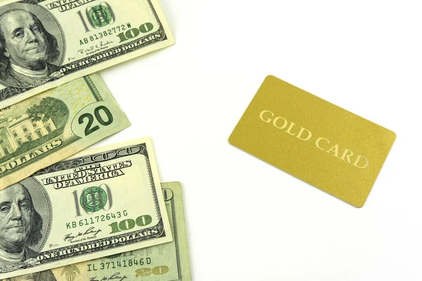 Złota karta rabatowa i banknoty dolarowe na białym tle — Zdjęcie stockowe