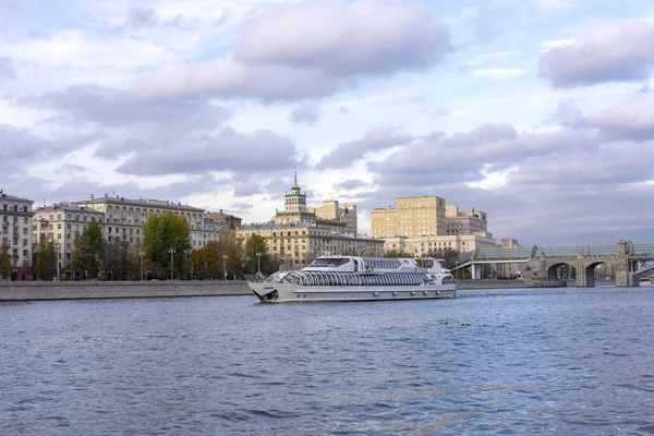 Moscow, Russia, 19 Oct 2019. Pleasure river ship sails on the Moscow river. — Stock Photo, Image