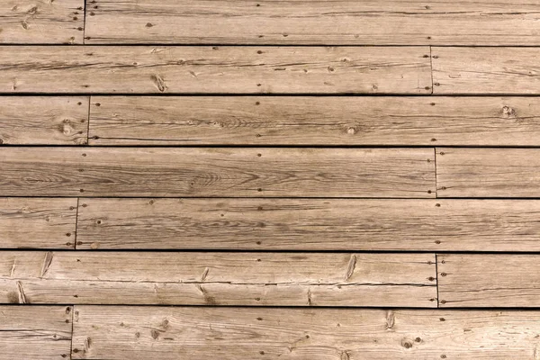 Oude houten vloer van scheve planken. Natuurlijke houttextuur. — Stockfoto