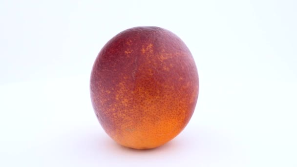 ブラッド オレンジの果実を回転させるターン テーブルです。白い背景上に分離。単発。クローズ アップ. — ストック動画