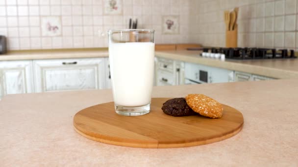 健康的な家の作られたマルティ シリアル ビスケットとミルクのガラスのクローズ アップ。背景に白いキッチンとカメラを回転します。ドーリー ショット. — ストック動画