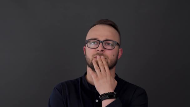 Jovem Barbudo Com Óculos Estúdio Tiro Homem Pensando Algo Seguida — Vídeo de Stock