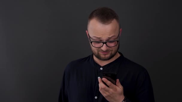 Ein Junger Bärtiger Mann Mit Brille Studioaufnahme Von Mann Reagiert — Stockvideo