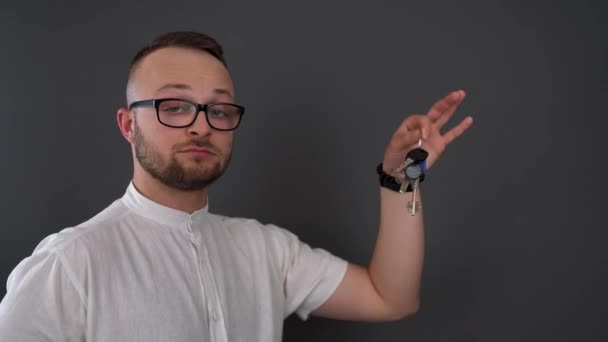 Joven Barbudo Con Gafas Plano Del Estudio Con Llaves Masculinas — Vídeo de stock