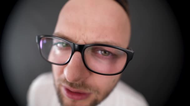Ein Junger Bärtiger Mann Mit Brille Schaut Ins Guckloch Sucht — Stockvideo