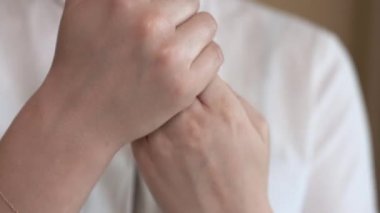 Bir kadın el el kremi closeup.