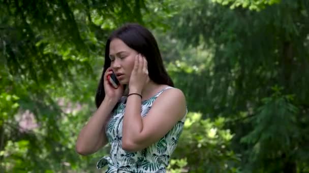 Mignonne asiatique fille tente d'attraper signal réseau. Le téléphone rouge est entre ses mains . — Video