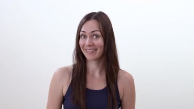 Esmer kadının neden olur alın kırışıklıkları yüz hareketi yapması portresi görünür. Yüz çizgileri ve kırışıklıkları.