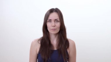 Öğretici kadın portresi. Parmak kadar. Kaşlarını. Öğretici jest. Beyaz arka plan üzerinde izole.