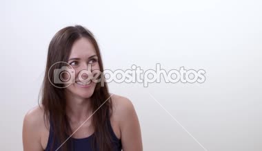 Gülen kadın portresi. Beyaz arka plan üzerinde izole.