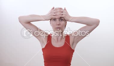 Boyun ve çene altındaki alan geliştirmek güçlendirilmesi egzersiz yaparak esmer kadın portresi. Beyaz arka plan üzerinde izole.