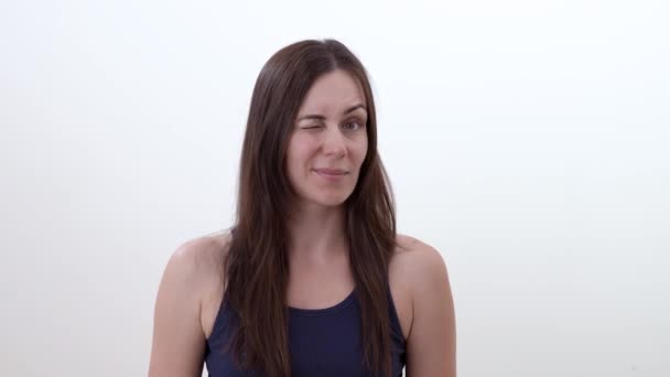 Portret Van Een Brunette Vrouw Doen Knipoog Geïsoleerd Witte Achtergrond — Stockvideo