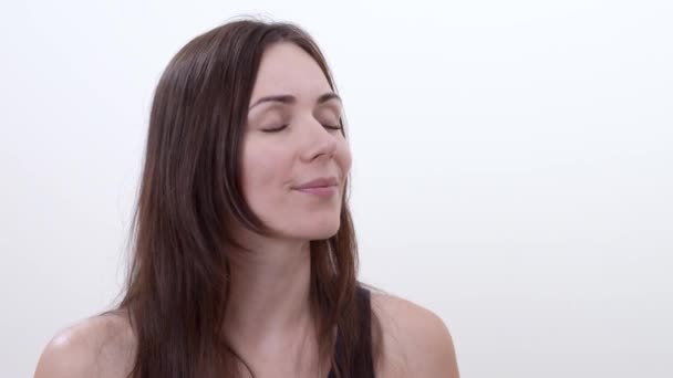 Портрет Прокинутися Позіхаючої Жінки Ізольовані Білому Тлі — стокове відео