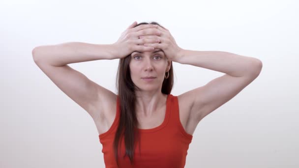 Portret Van Lachende Brunette Vrouw Doen Oefening Diep Horizontale Rimpels — Stockvideo